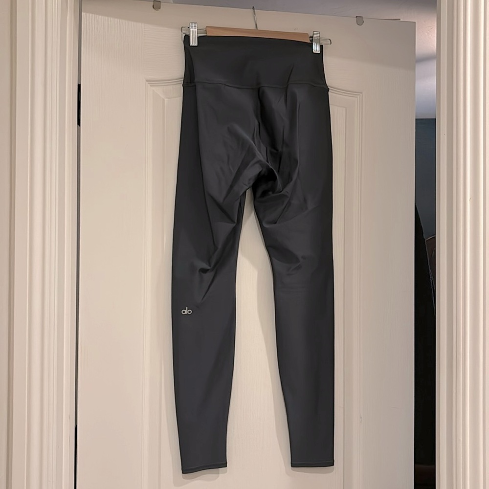 High Waist, Airlift, Alo leggings. Limited edition anthracite color.